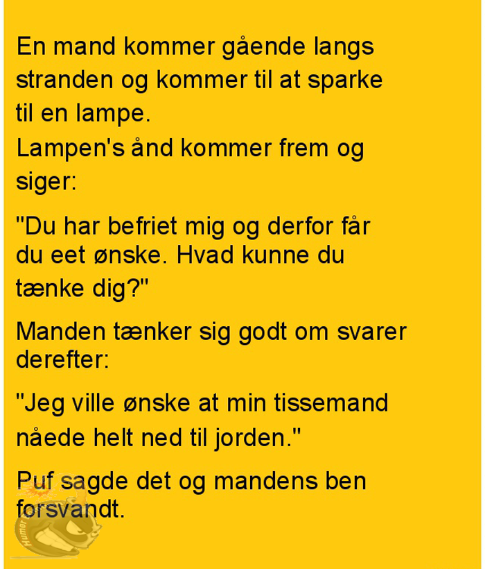 En mand kommer gående langs stranden