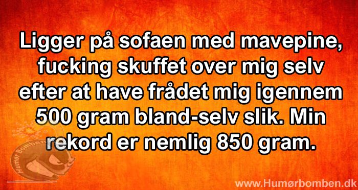 Ligger på sofaen med mavepine