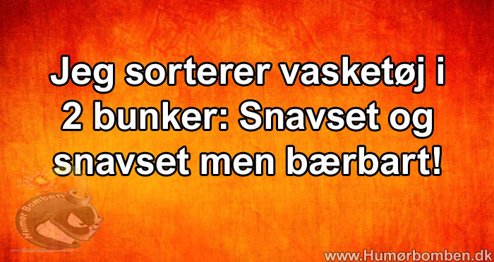 Jeg sorterer vasketøj i 2 bunker